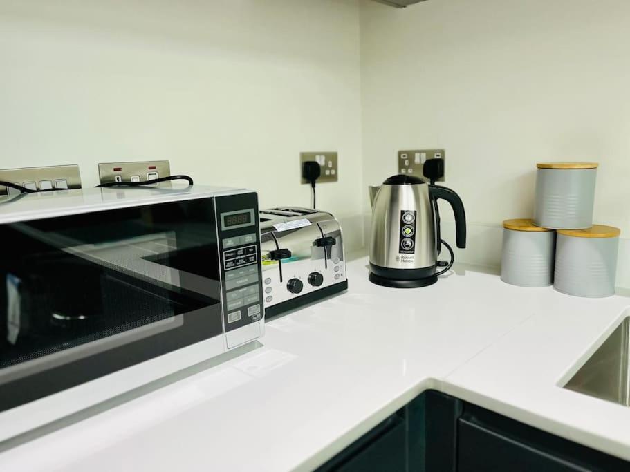 Lovely Studio Apartment With Free Parking Included! Manchester Exterior photo
